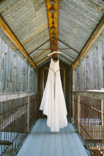 rustic-the-enchanted-barn-wedding-photos-003